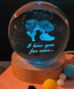 Dekoratif Öpüşen Sevgili Tasarımlı Ahşap altlıklı Işıklı Cam Küre Büyük Boy